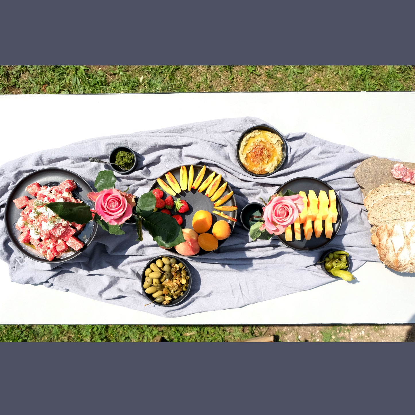 Schön angerichtetes Buffet im freien, ausgestattet mit schwarzem, modernem Steinzeug Geschirr von Izanami