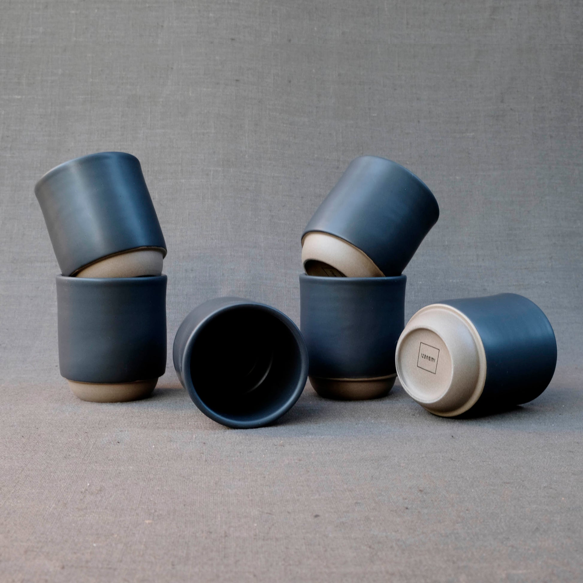 Set aus 6 Steingut Tassen in der Farbe schwarz.