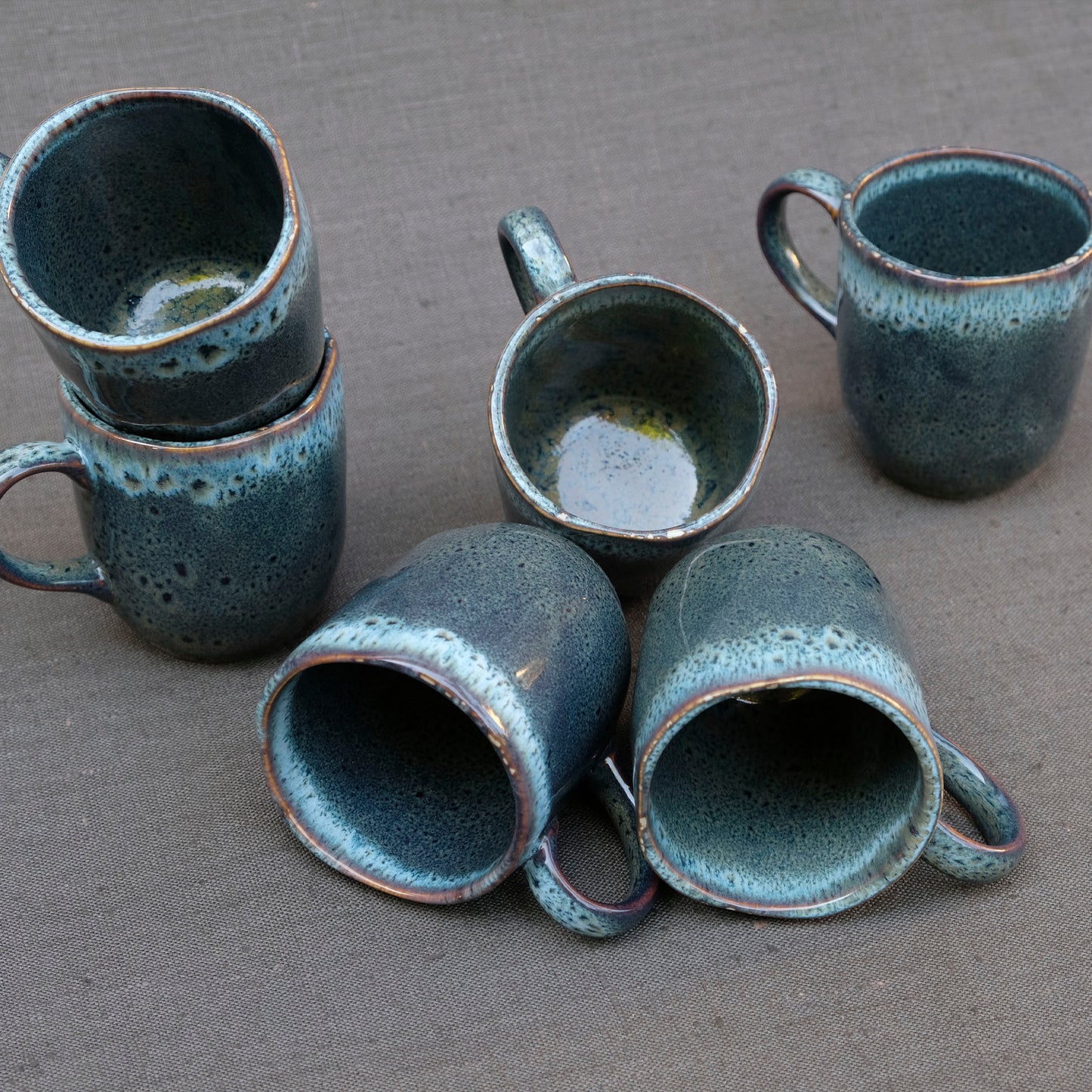 Set aus 6 petrol blauen Steingutkeramik Tassen der Kollektion Krumme Lanke.
