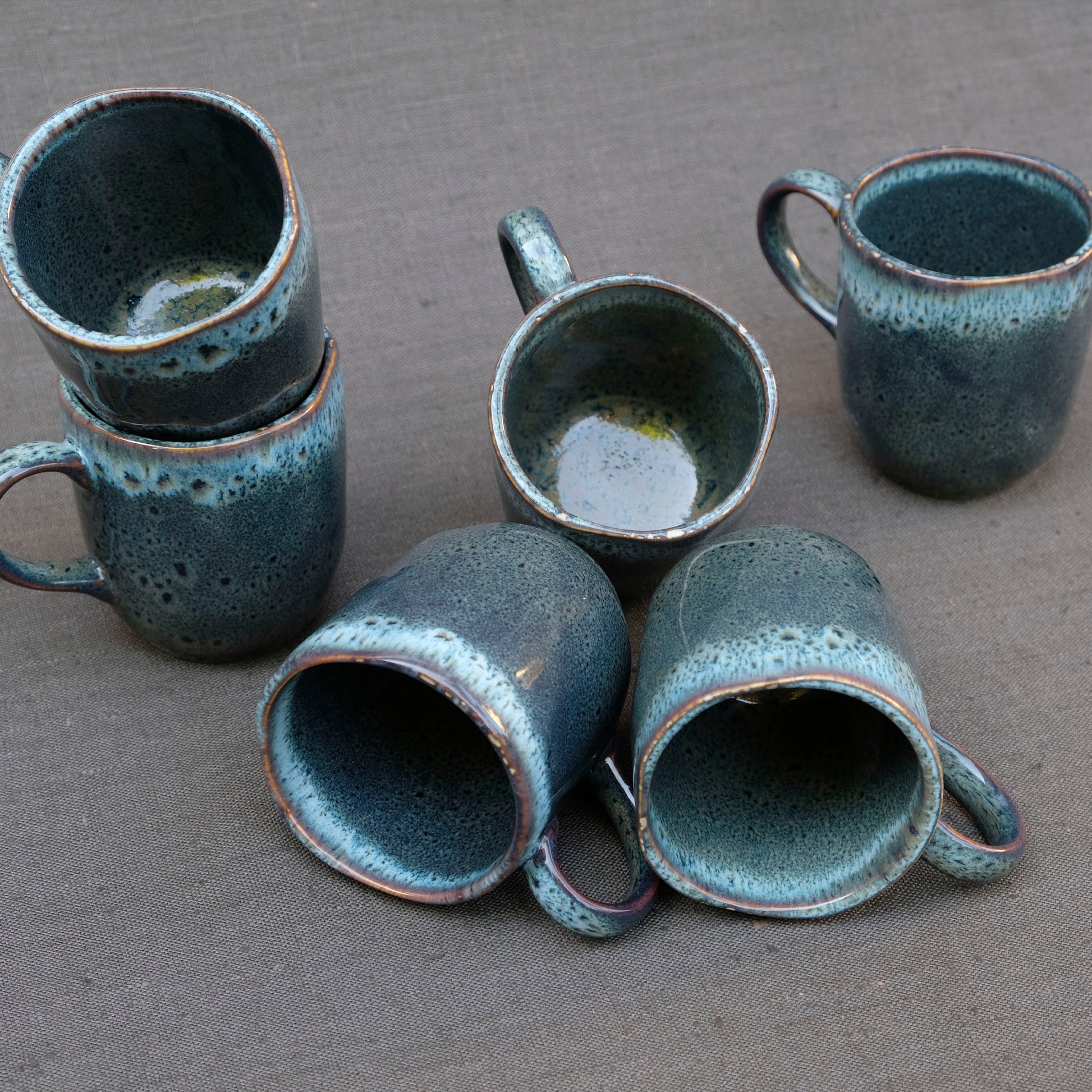 Set aus 6 petrol blauen Steingutkeramik Tassen der Kollektion Krumme Lanke.