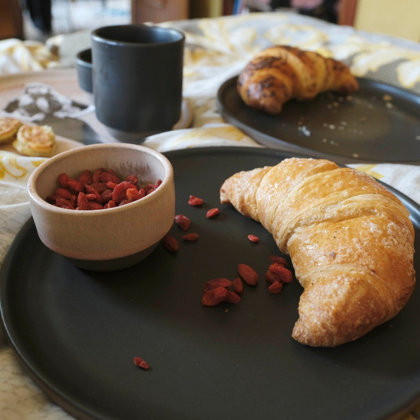 Lietzensee – Brunch in Black & Dusty Rose – 4 Large Plates (with or without Dip Bowls)