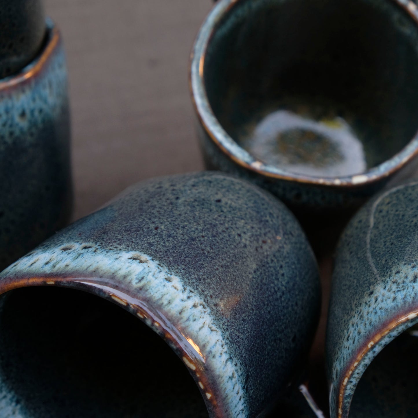 Detailaufnahme der Steinzeug Keramik Tasse in petrol blau. 